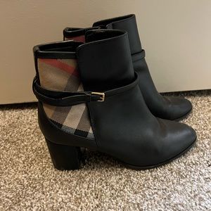 Burberry. Black booties.